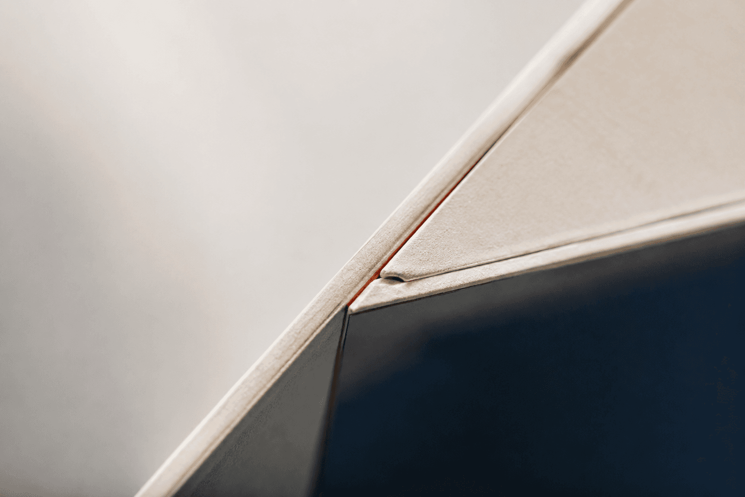 Carton side-pasting seam detail